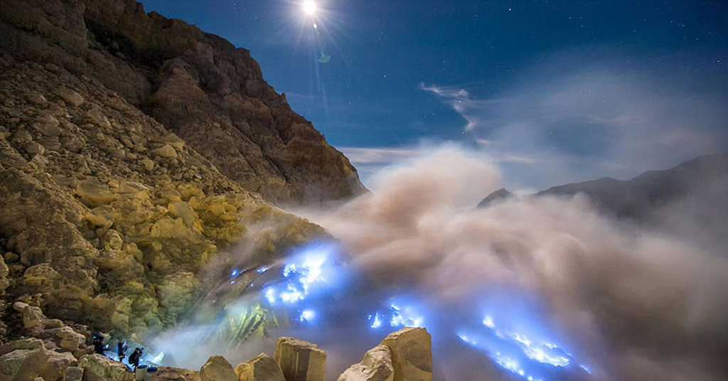 This image has an empty alt attribute; its file name is kawah-ijen-banyuwangi-jawa-timur.jpg