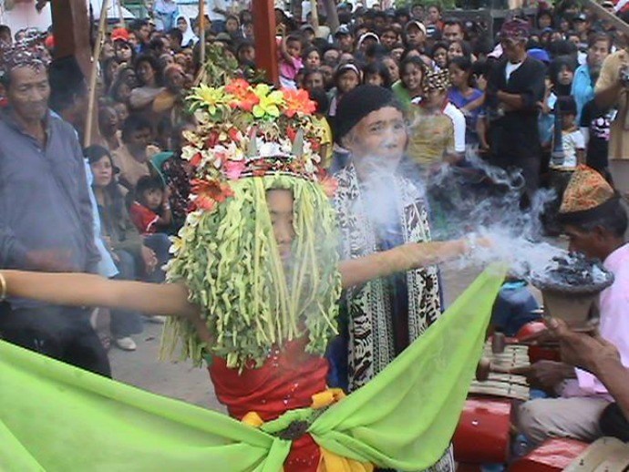 This image has an empty alt attribute; its file name is tari-seblang-banyuwangi.asia_.jpg